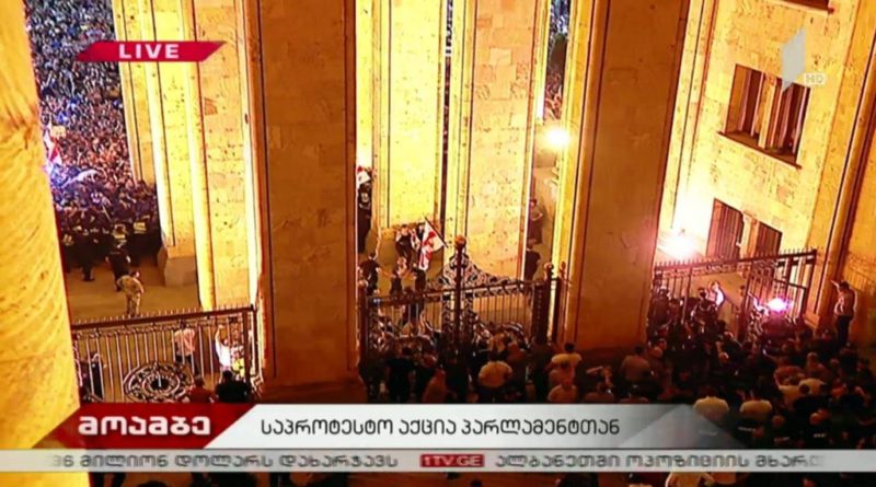 Ситуация на акции возле парламента Грузии обострилась. ВИДЕО - Netgazeti
