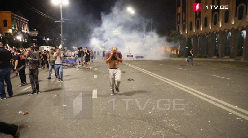 Спецназ применил слезоточивый газ для разгона акции протеста перед парламентом Грузии. ВИДЕО   - Netgazeti