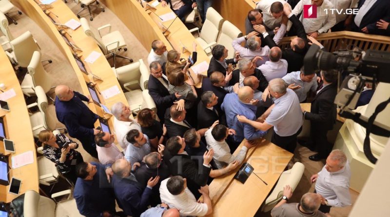 Ссоры и потасовки: в парламенте Грузии выясняли отношения на пленарном заседании  - Netgazeti