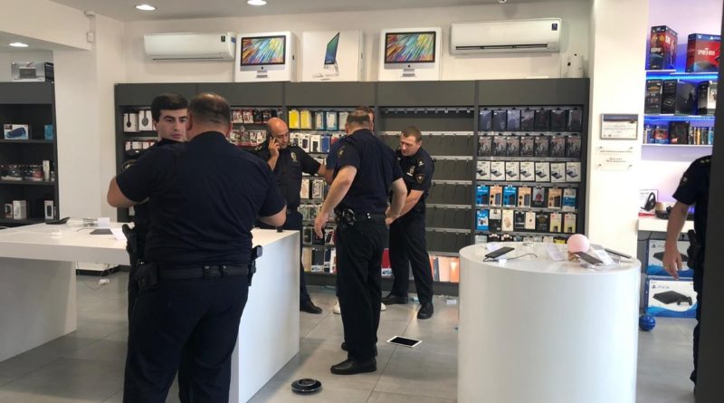 "Айфон" с заложницей: новые детали нападения на магазин в Тбилиси. ВИДЕО    - Netgazeti