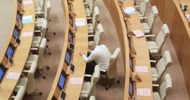 Ника Мелия явился на пленарное заседание парламента, которое решает вопрос его ареста - Netgazeti