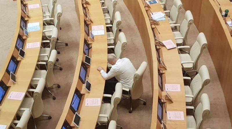 Ника Мелия явился на пленарное заседание парламента, которое решает вопрос его ареста - Netgazeti