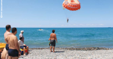 Происшествие в Кобулети: морской парашют приземлился на пляже. ВИДЕО  - Netgazeti