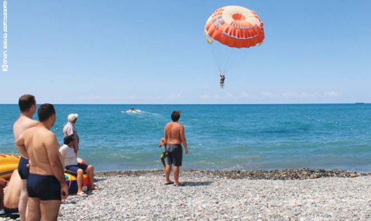 Происшествие в Кобулети: морской парашют приземлился на пляже. ВИДЕО  - Netgazeti