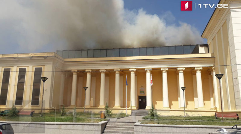 В Ахалцихе тушат пожар в здании краевой администрации - Netgazeti