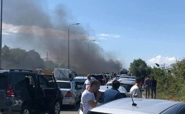 На центральной автомагистрали Грузии загорелась машина такси - Netgazeti