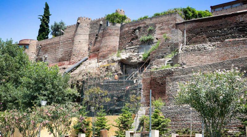 Возле дворца Дареджан в Тбилиси обнаружили стену древнего городища - Netgazeti