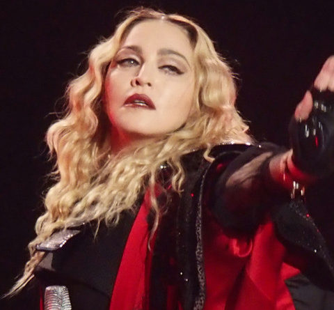 Полуобнаженная Мадонна с костылем — фото