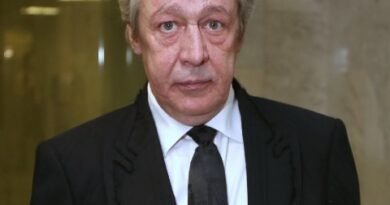 Перенесшего инсульт Михаила Ефремова доставили в суд