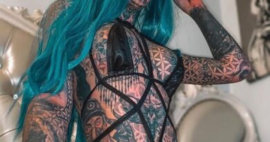 Усыпанная татуировками австралийская модель выкрасила белки глаз в голубой цвет