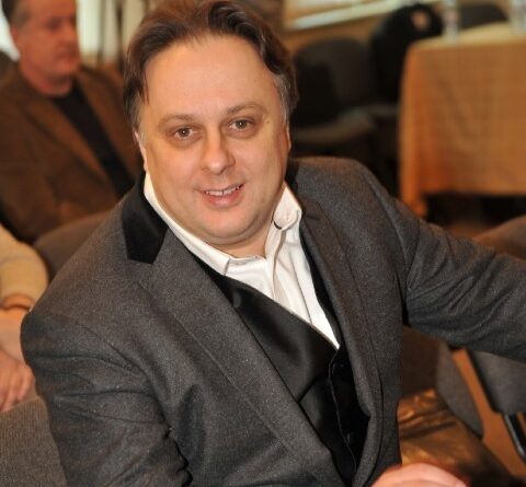 Новый скандал: на директора театра Вахтангова написали заявление в СК