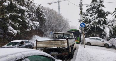 Из-за снега в Тбилиси затруднено движение, дороги посыпают технической солью