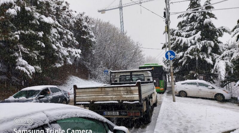 Из-за снега в Тбилиси затруднено движение, дороги посыпают технической солью