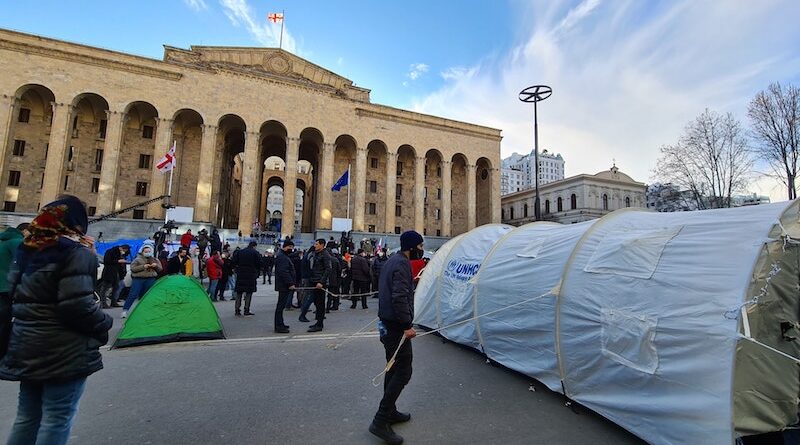 Протестующие установили палатки на проезжей части проспекта Руставели