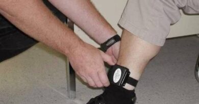 Обвиняемого в совершении насилия над сестрой обязали носить электронный браслет