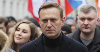 Суд заменил условный срок Навального на реальный. Начались протесты