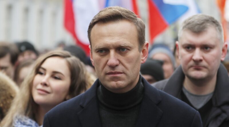 Суд заменил условный срок Навального на реальный. Начались протесты