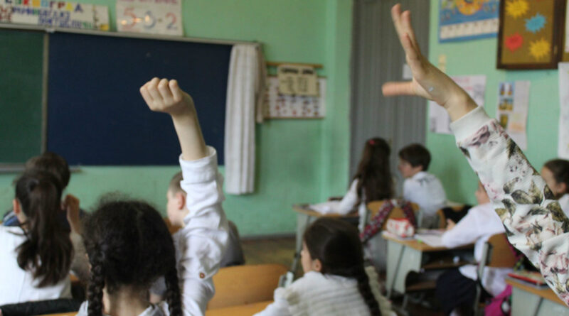 В школах Грузии учеников пятых и выше классов обяжут носить маски