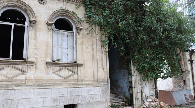 Руины старинных зданий в самом сердце Сухуми