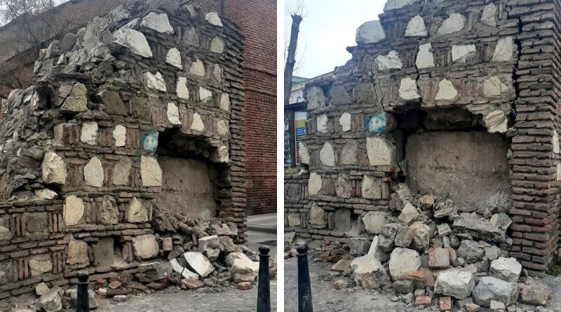 В Тбилиси в результате ДТП пострадали восстановленные Мухранские ворота