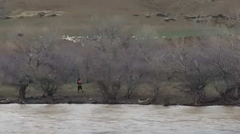В Грузии на искусственном островке посреди реки остаются два пастуха