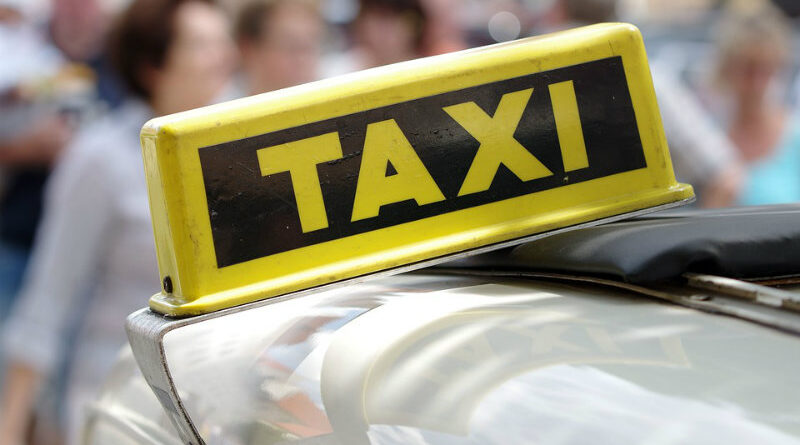 Грузинским таксистам разрешили перевозить трех пассажиро