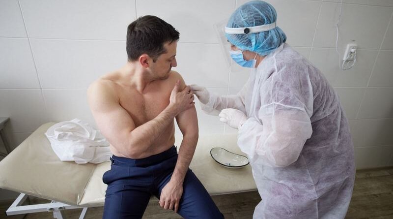 Президент Украины сделал прививку от ковида вместе с солдатами
