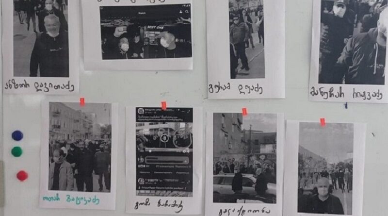 ЕНД публикует фото и список чиновников с акции веников в Батуми