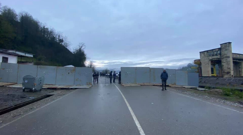 Намахвани ГЭС: Полиция возвела железные заграждения в ущелье Риони