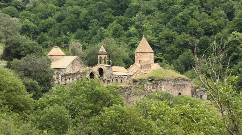 Госкомитет Азербайджана организовал проведение христианского обряда в монастыре Худаванк