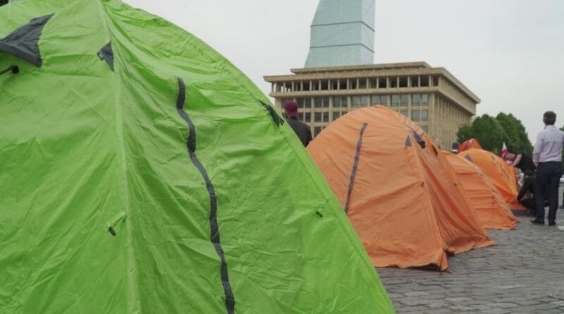 Митинг в Тбилиси: Противники строительства Намахвани ГЭС установили палатки
