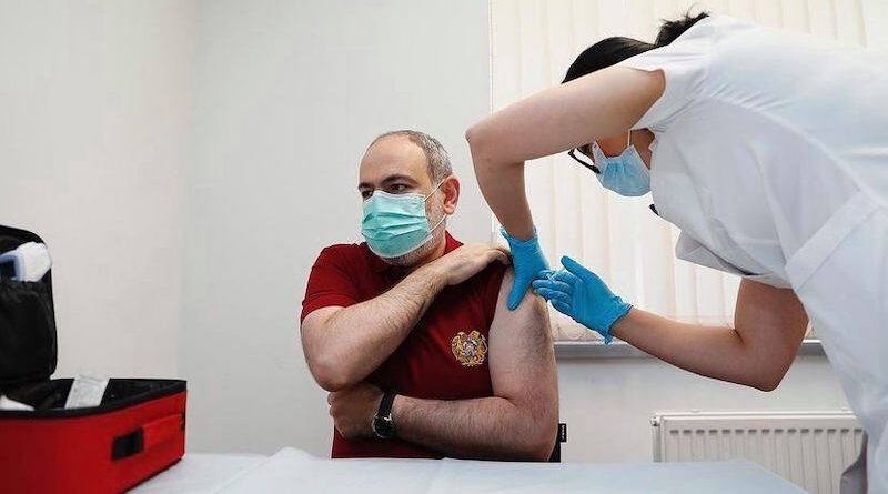 Никол Пашинян вакцинировался от ковида вместе с супругой