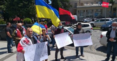 У суда, где рассматривается дело граждан Украины искавших в море Саакашвили прошел митинг