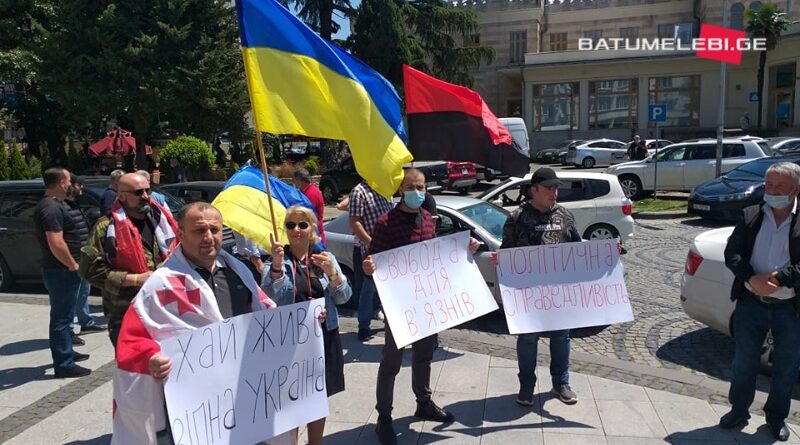 У суда, где рассматривается дело граждан Украины искавших в море Саакашвили прошел митинг
