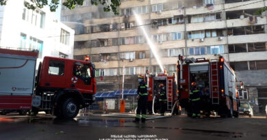 В Тбилиси из горящего дома выпала женщина