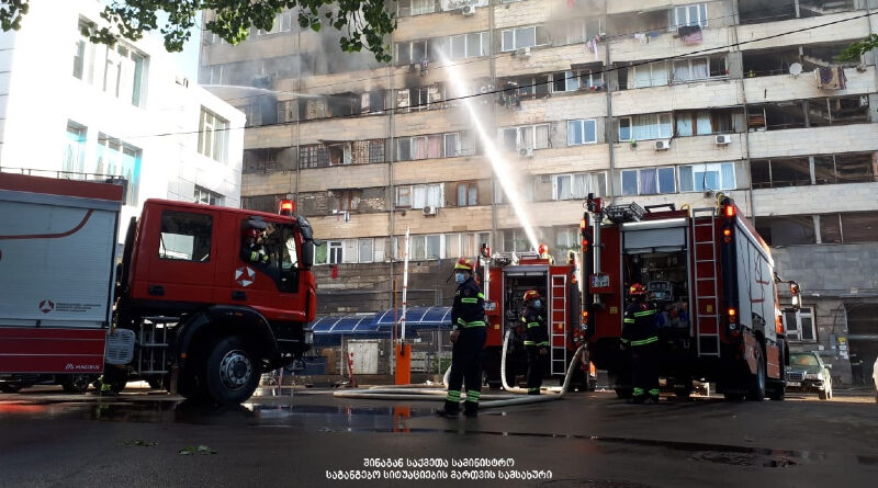 В Тбилиси из горящего дома выпала женщина