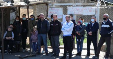 Жители села Шукрути проводят митинг у здания посольства США в Тбилиси
