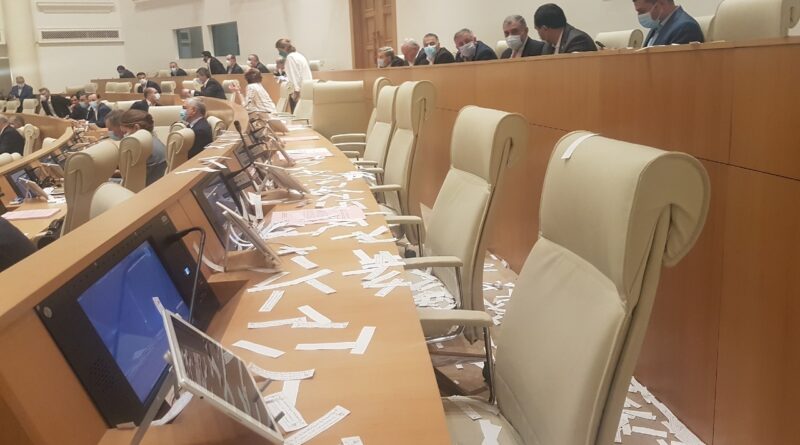 Активисты забросали депутатов листовками с надписью «Что с происходит в Ниноцминда?»