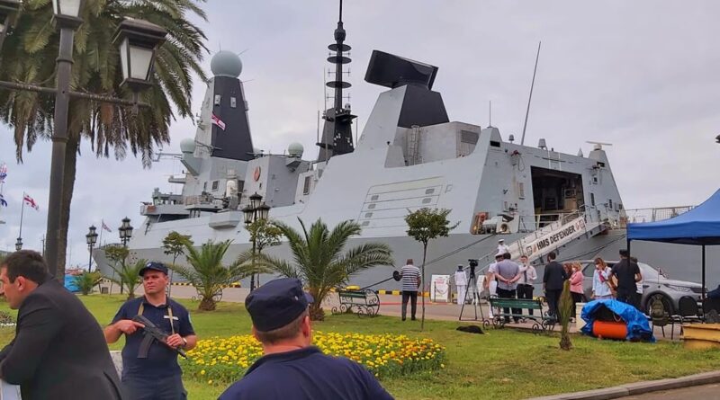 Британский эсминец Defender прибыл с дружеским визитом в порт Батуми
