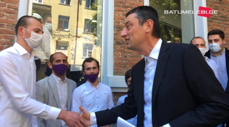 Экс-премьер Грузии Гиорги Гахария открыл в Батуми офис своей партии