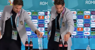 Еще один футболист отодвинул от себя бутылку Coca-Cola на пресс-конференции