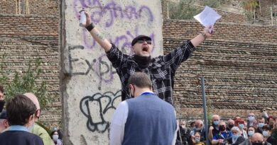 Грузинского певца Уцноби оштрафовали за надпись на фрагменте Берлинской стены