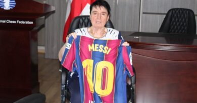 Лионель Месси подарил Ноне Гаприндашвили футболку с поздравлением