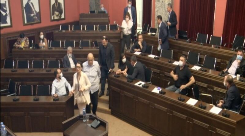 Несмотря на демарш оппозиции парламент Грузии приступил к избранию судей