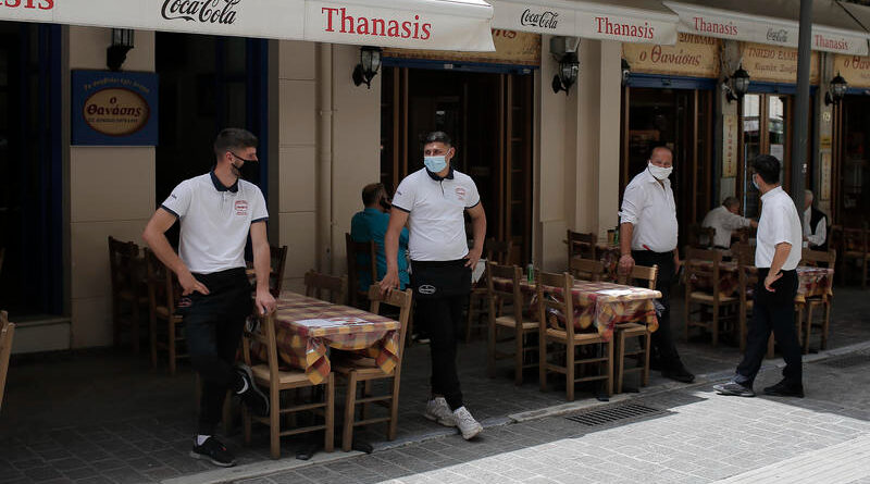 Российским вакцинированным туристам придется дважды пройти тест для въезда в Грецию