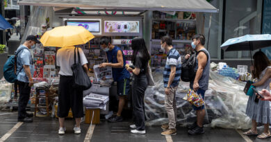 Жители Гонконга простояли под дождем несколько часов в очереди за последним номером «Apple Daily»