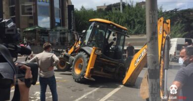 На проспекте Руставели в Тбилиси трактор провалился в яму в асфальте