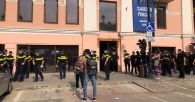 Несколько человек задержаны на акции перед офисом правящей «Грузинской мечты»