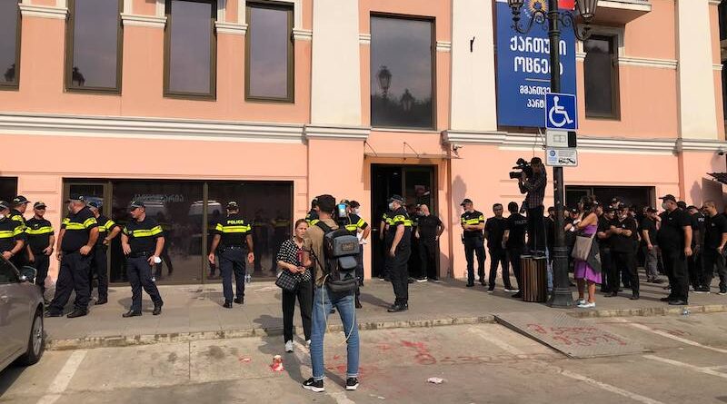 Несколько человек задержаны на акции перед офисом правящей «Грузинской мечты»
