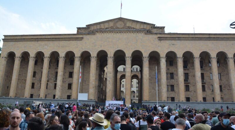 Перед зданием парламента проходит акция с требованием отставки премьера Грузии [ФОТО]